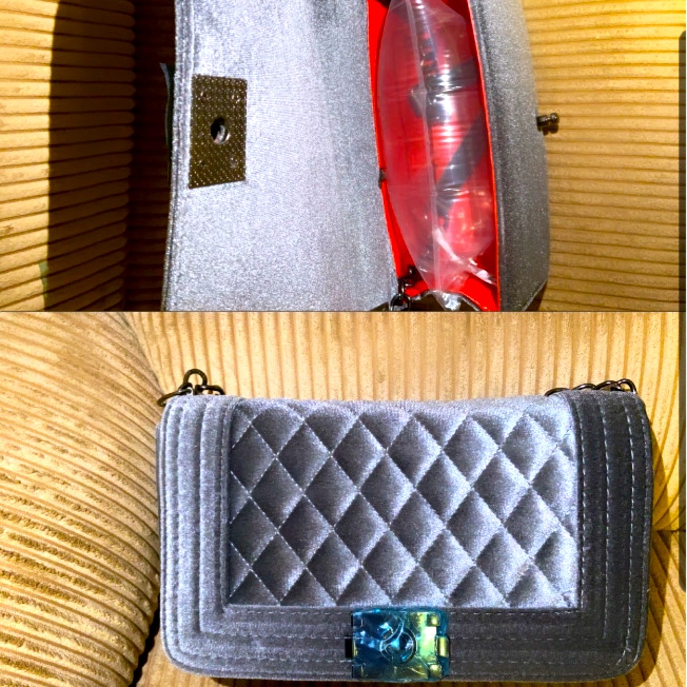 This is a cute gray luxury bag 🥰
